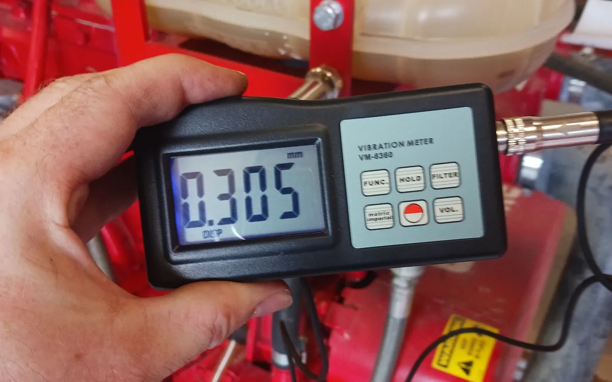 Měřič vibrací VM-6360 při kontrole dieselového motoru
